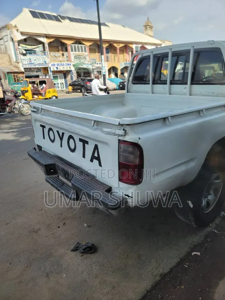 Toyota Hilux 1998 White