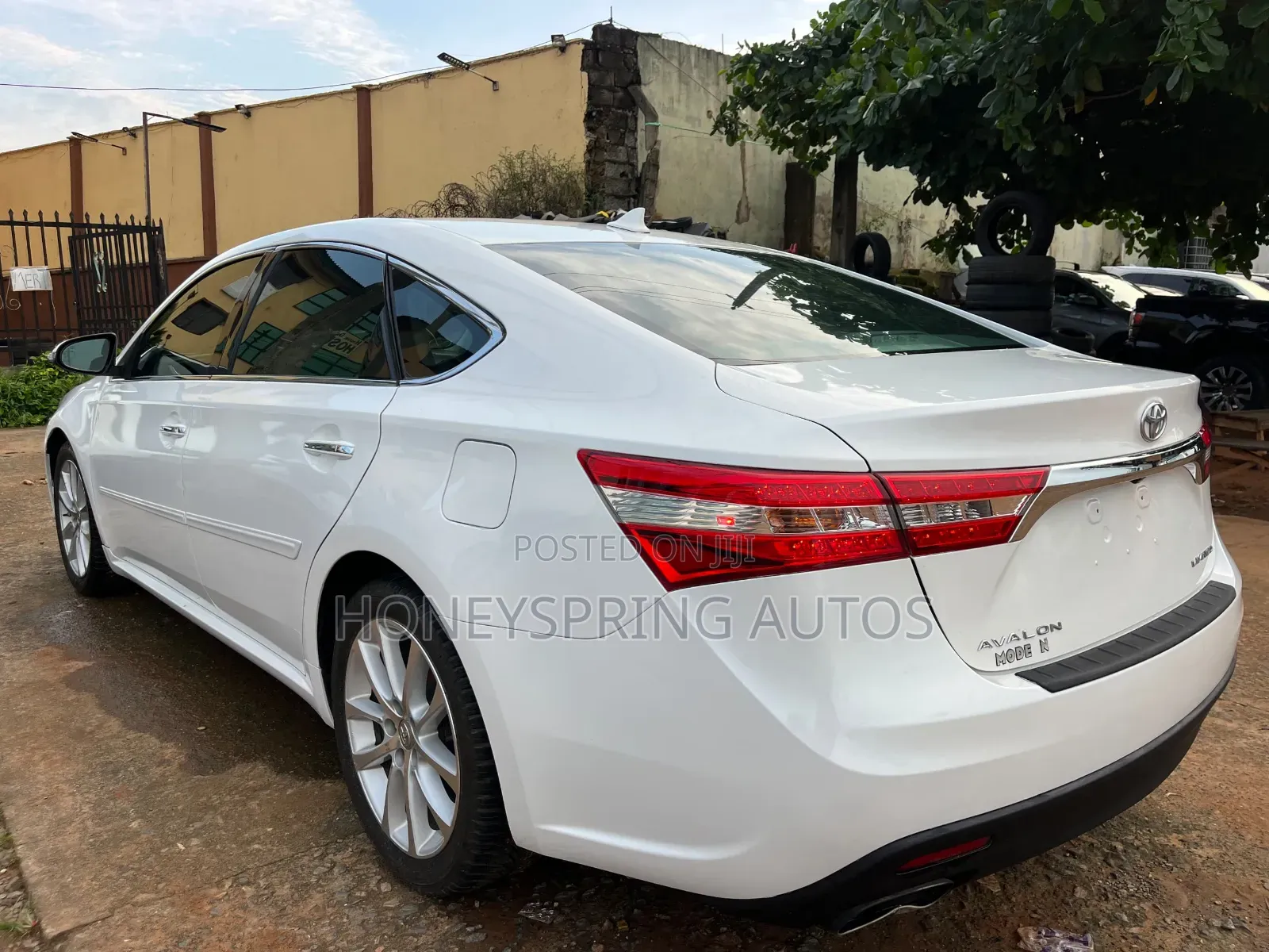 Toyota Avalon Limited 4dr Sedan (3.5L 6cyl 6A) 2014 White