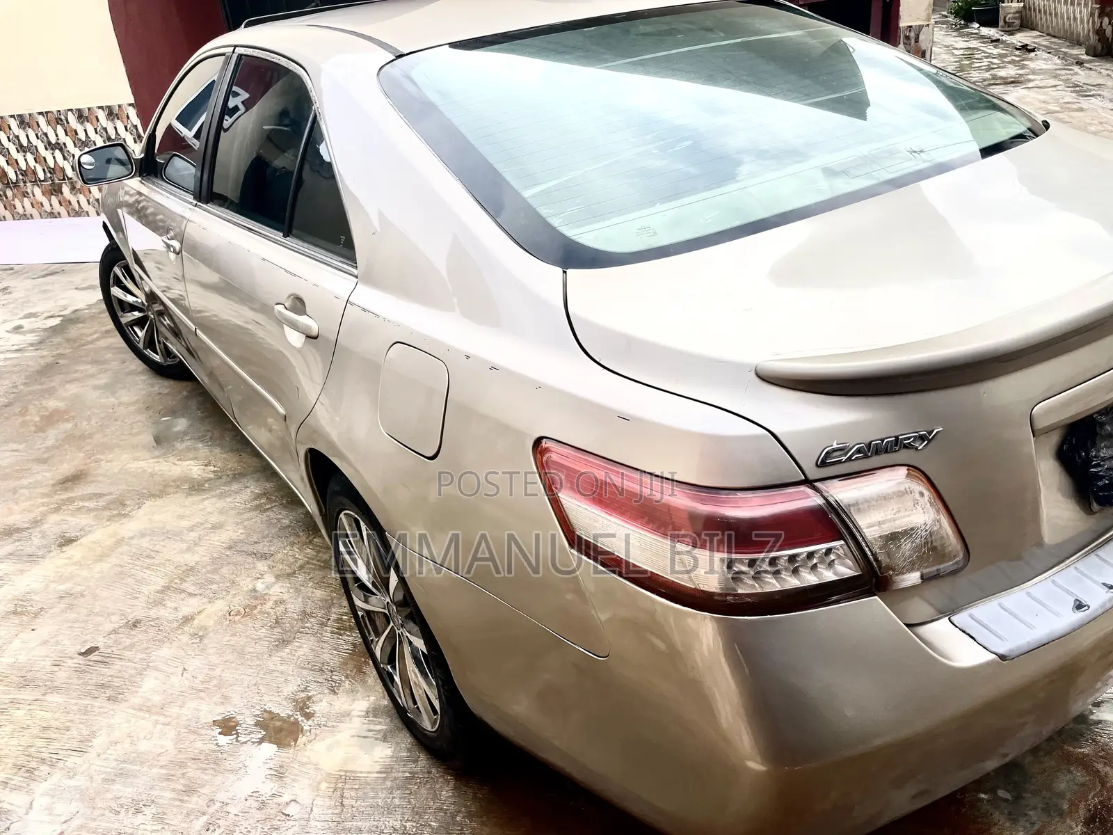 Toyota Camry XLE 4dr Sedan (2.5L 4cyl 6AM) 2010 Gold