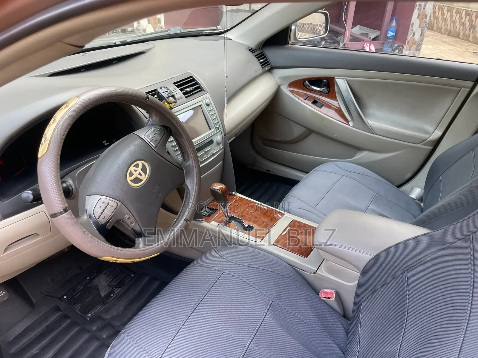 Toyota Camry XLE 4dr Sedan (2.5L 4cyl 6AM) 2010 Gold