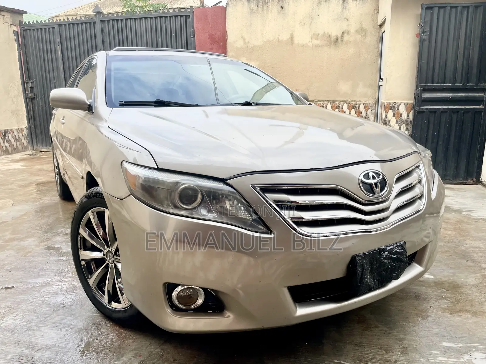 Toyota Camry XLE 4dr Sedan (2.5L 4cyl 6AM) 2010 Gold