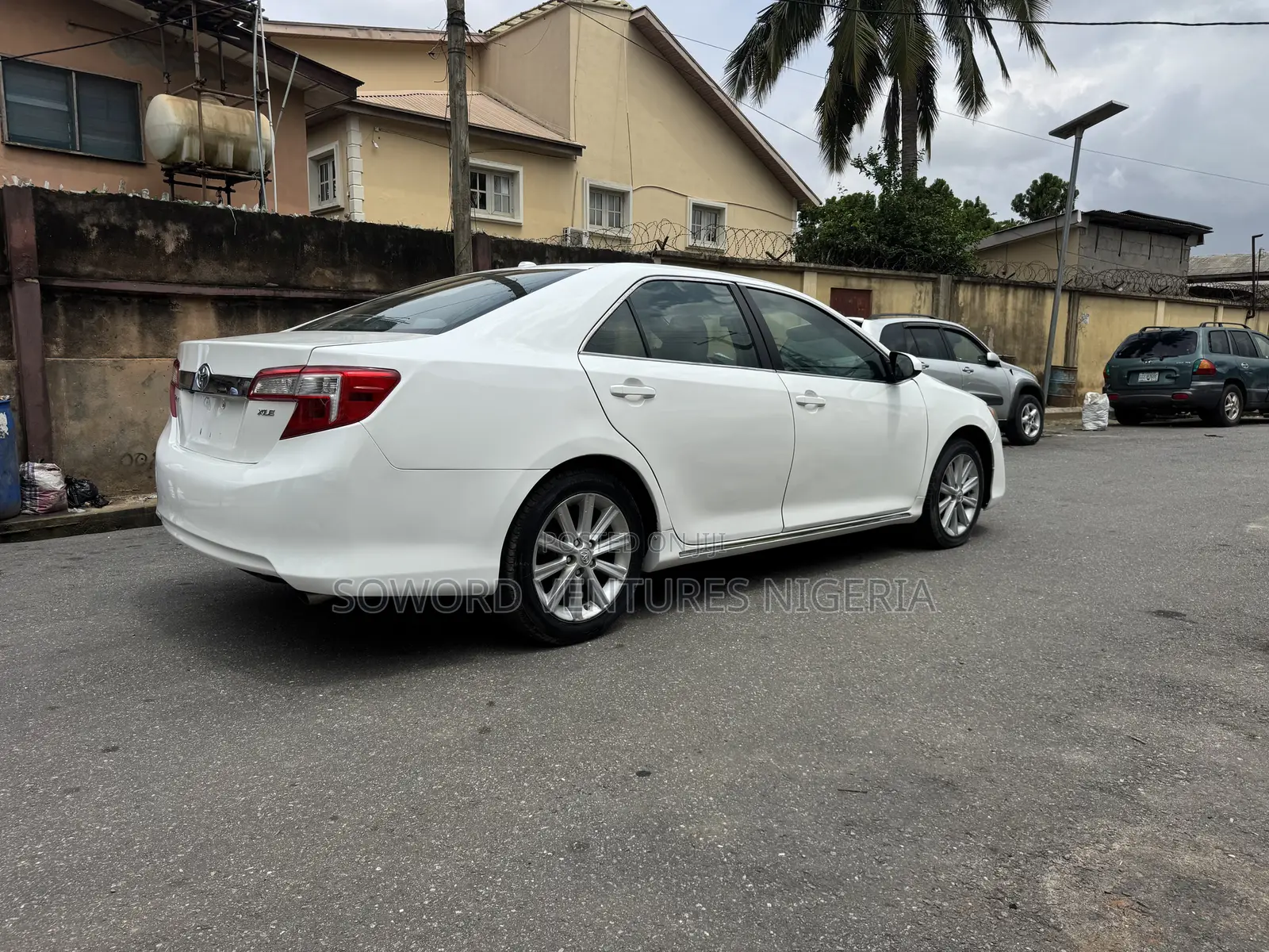 Toyota Camry XLE V6 4dr Sedan (3.5L 6cyl 6A) 2012 White