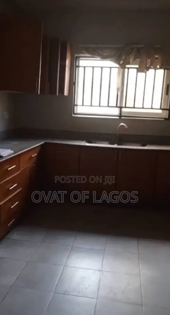3bdrm Apartment in Lekki Phase 1 for rent