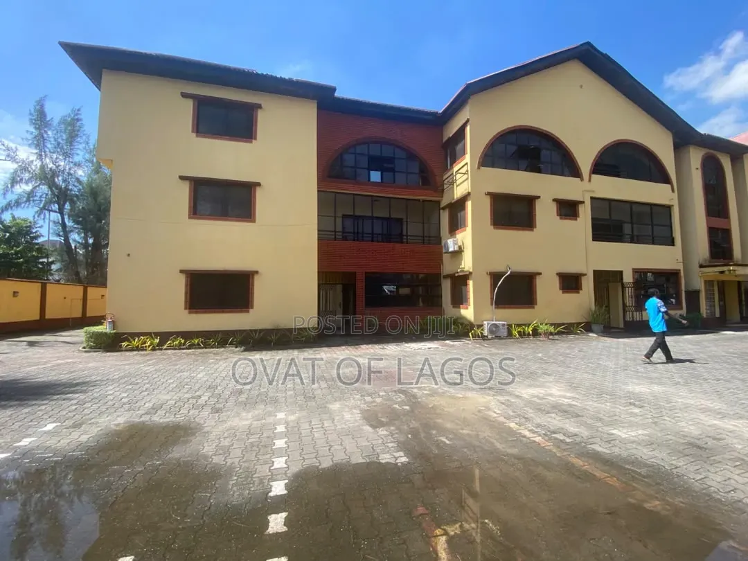 3bdrm Apartment in Lekki Phase 1 for rent