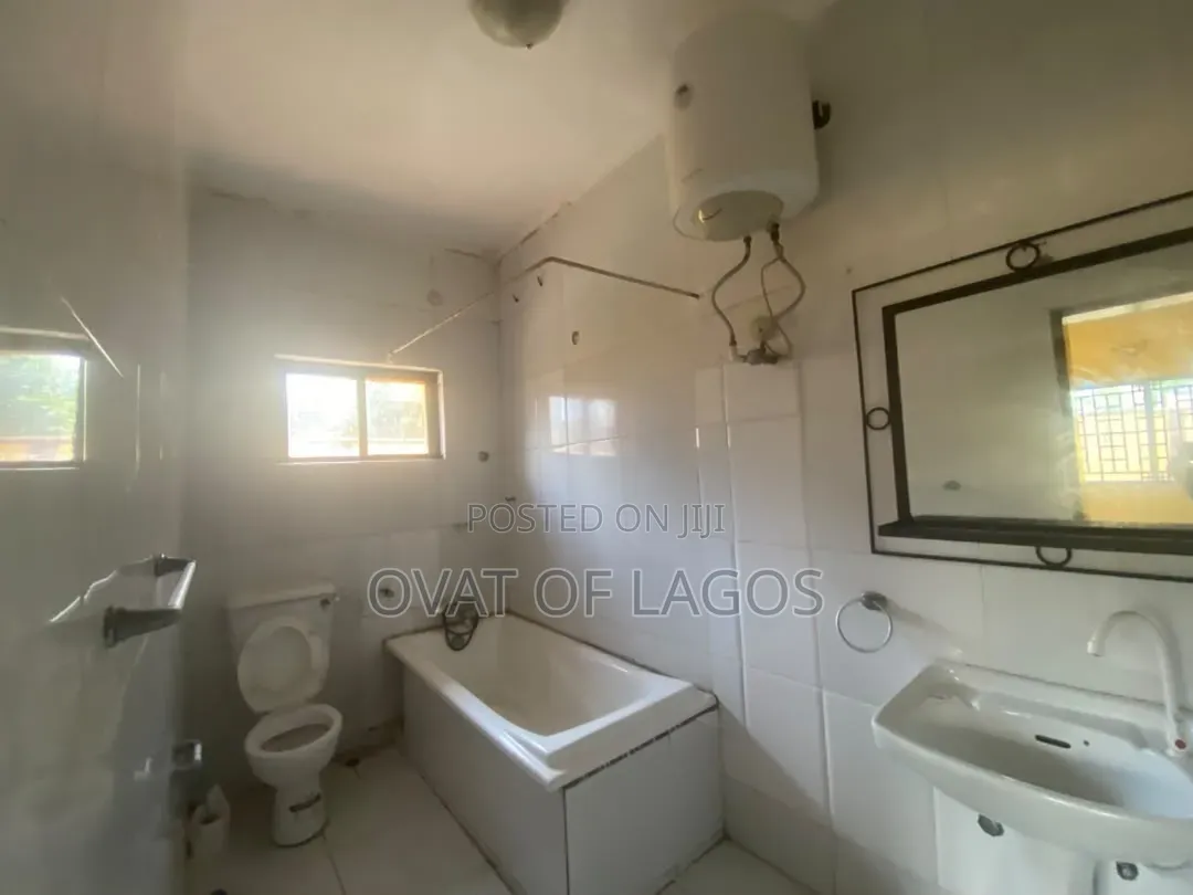 3bdrm Apartment in Lekki Phase 1 for rent