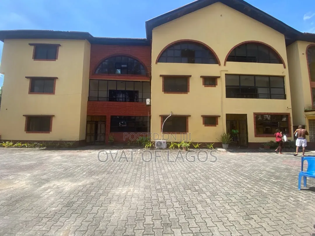 4bdrm Apartment in Lekki Phase 1 for rent