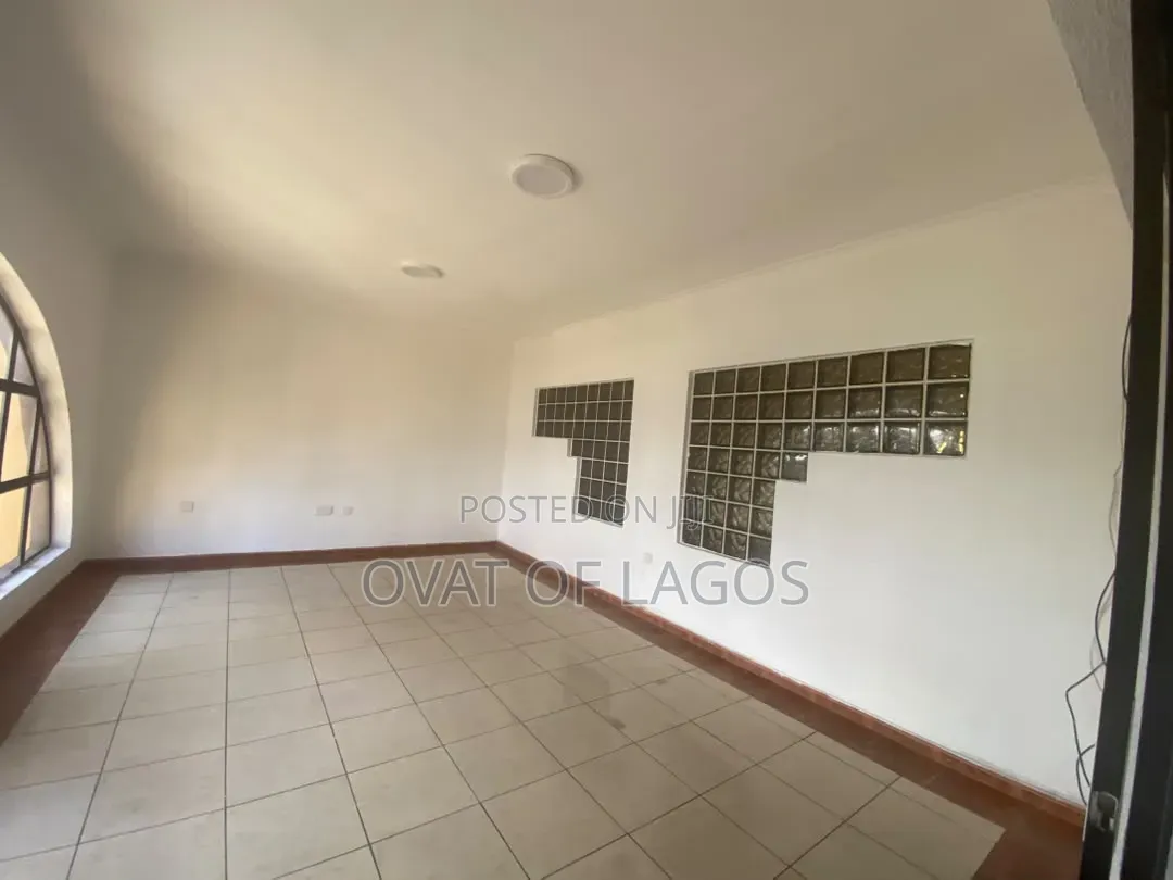 4bdrm Apartment in Lekki Phase 1 for rent
