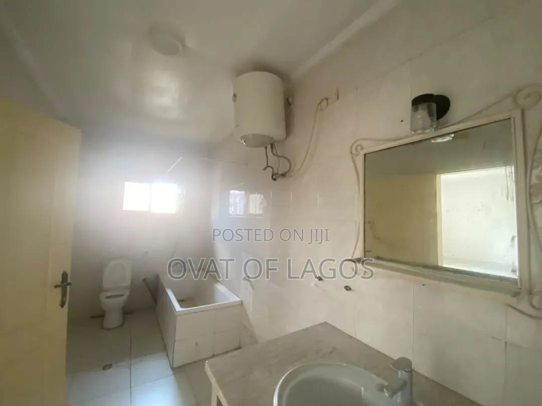 4bdrm Apartment in Lekki Phase 1 for rent