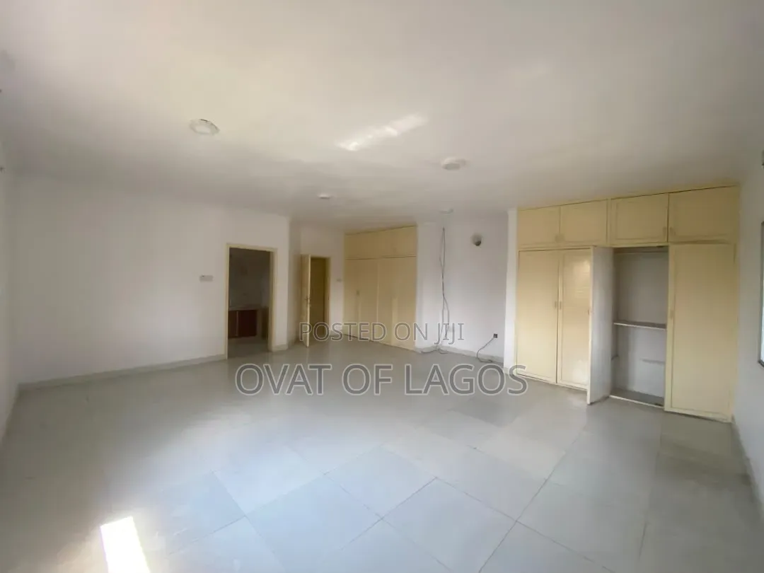4bdrm Apartment in Lekki Phase 1 for rent
