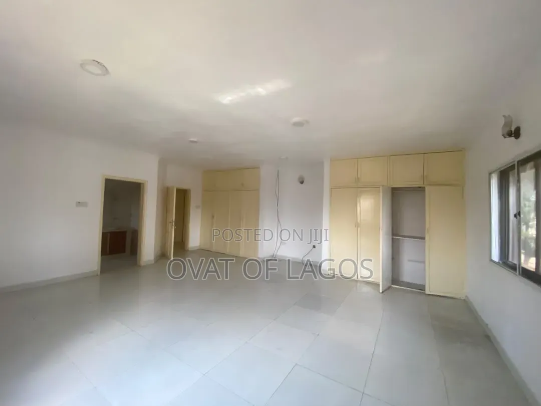 4bdrm Apartment in Lekki Phase 1 for rent