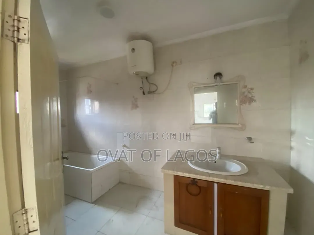 4bdrm Apartment in Lekki Phase 1 for rent