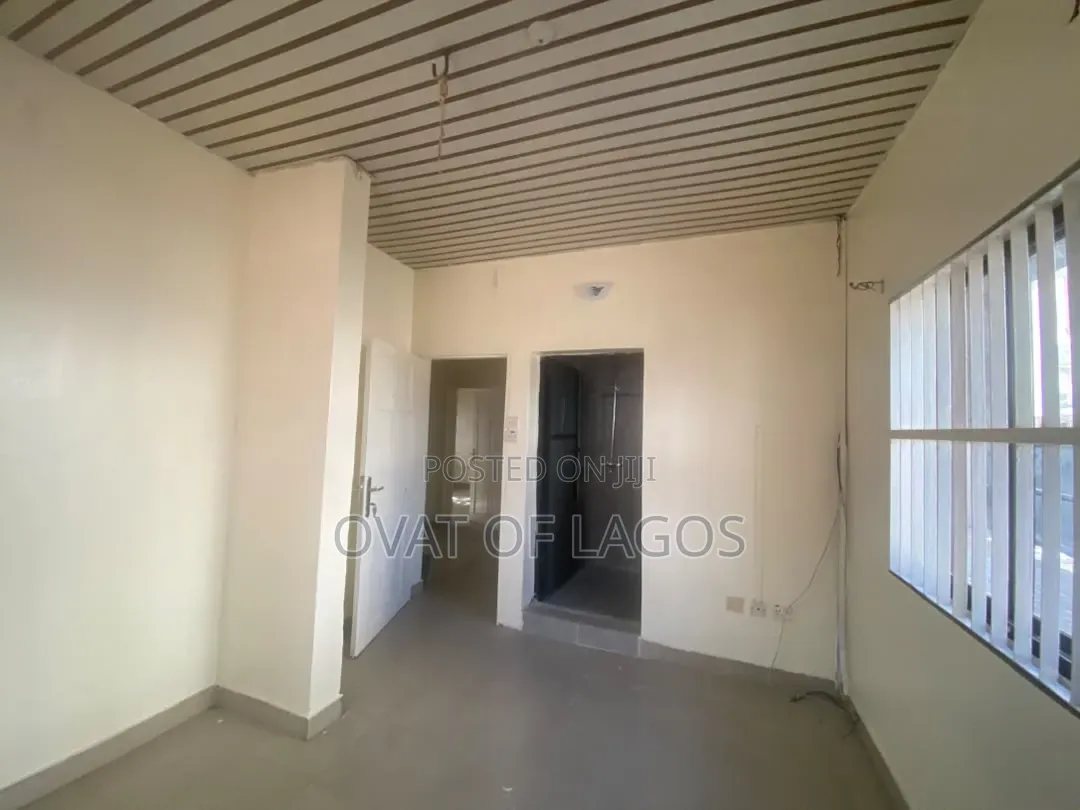 3bdrm Apartment in Lekki Phase 1 for rent