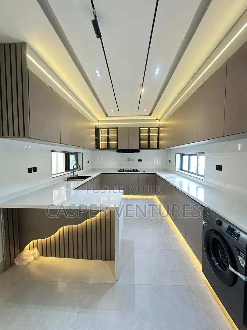 5bdrm House in Freedom Way, Lekki Phase 1 for sale