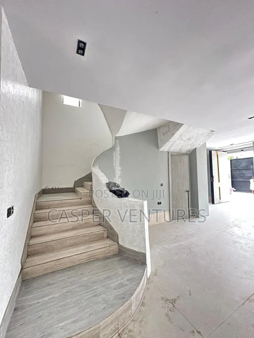 5bdrm Duplex in Osborne for sale