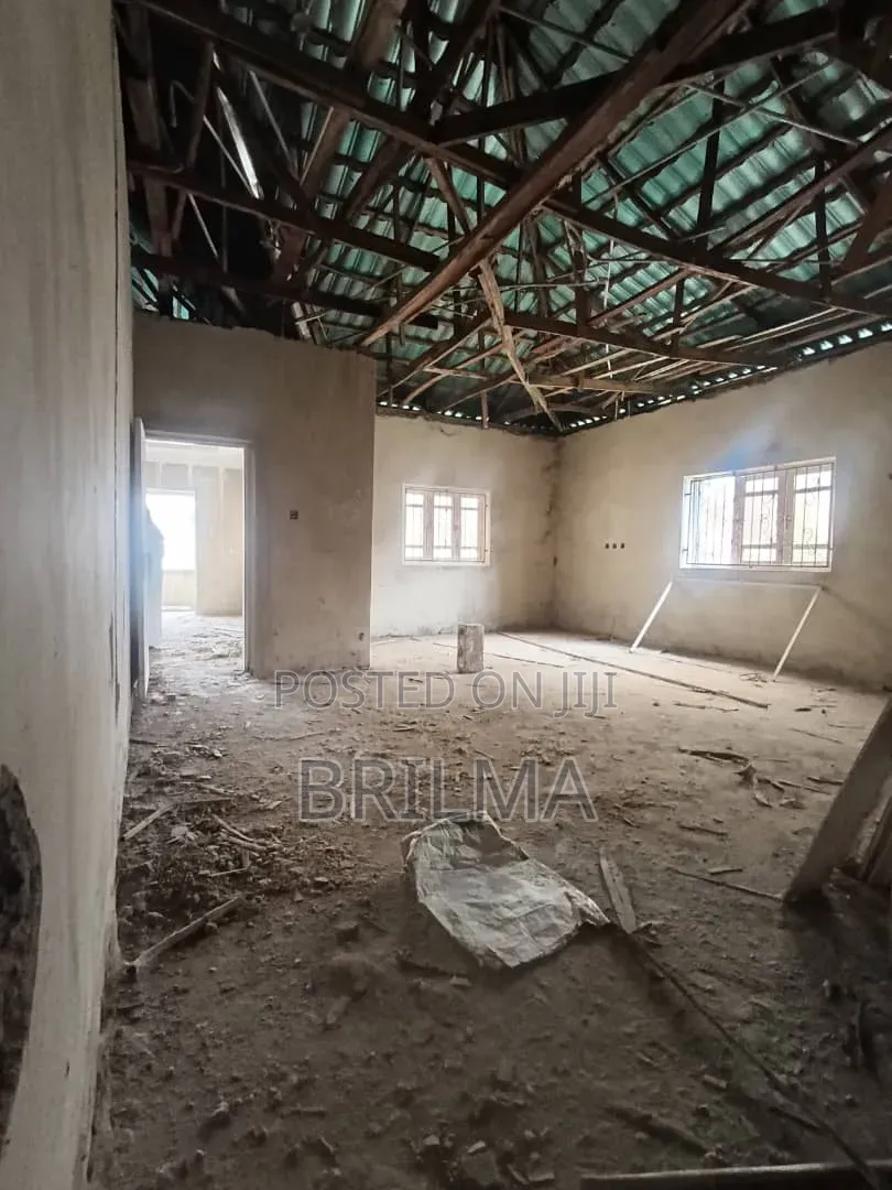 4bdrm Duplex in Sabon Lugbe for sale