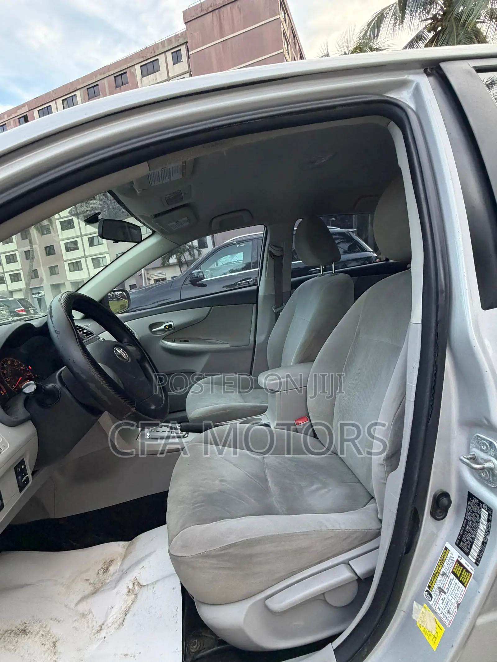 Toyota Corolla LE 4dr Sedan (1.8L 4cyl 4A) 2011 Silver