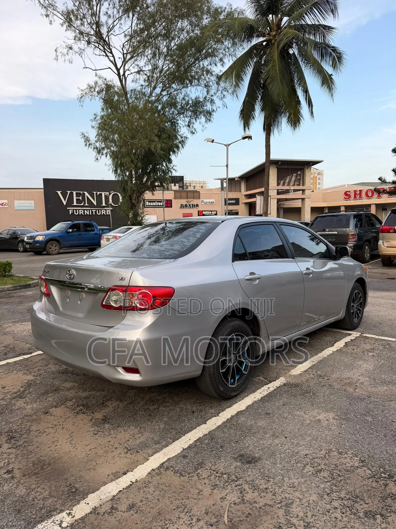 Toyota Corolla LE 4dr Sedan (1.8L 4cyl 4A) 2011 Silver