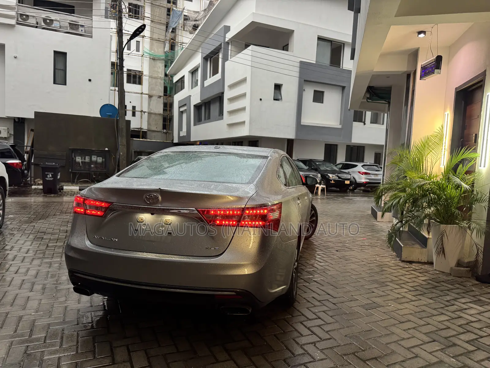 Toyota Avalon XLE Premium FWD Sedan (3.6L 6cyl 6A) 2016 Silver
