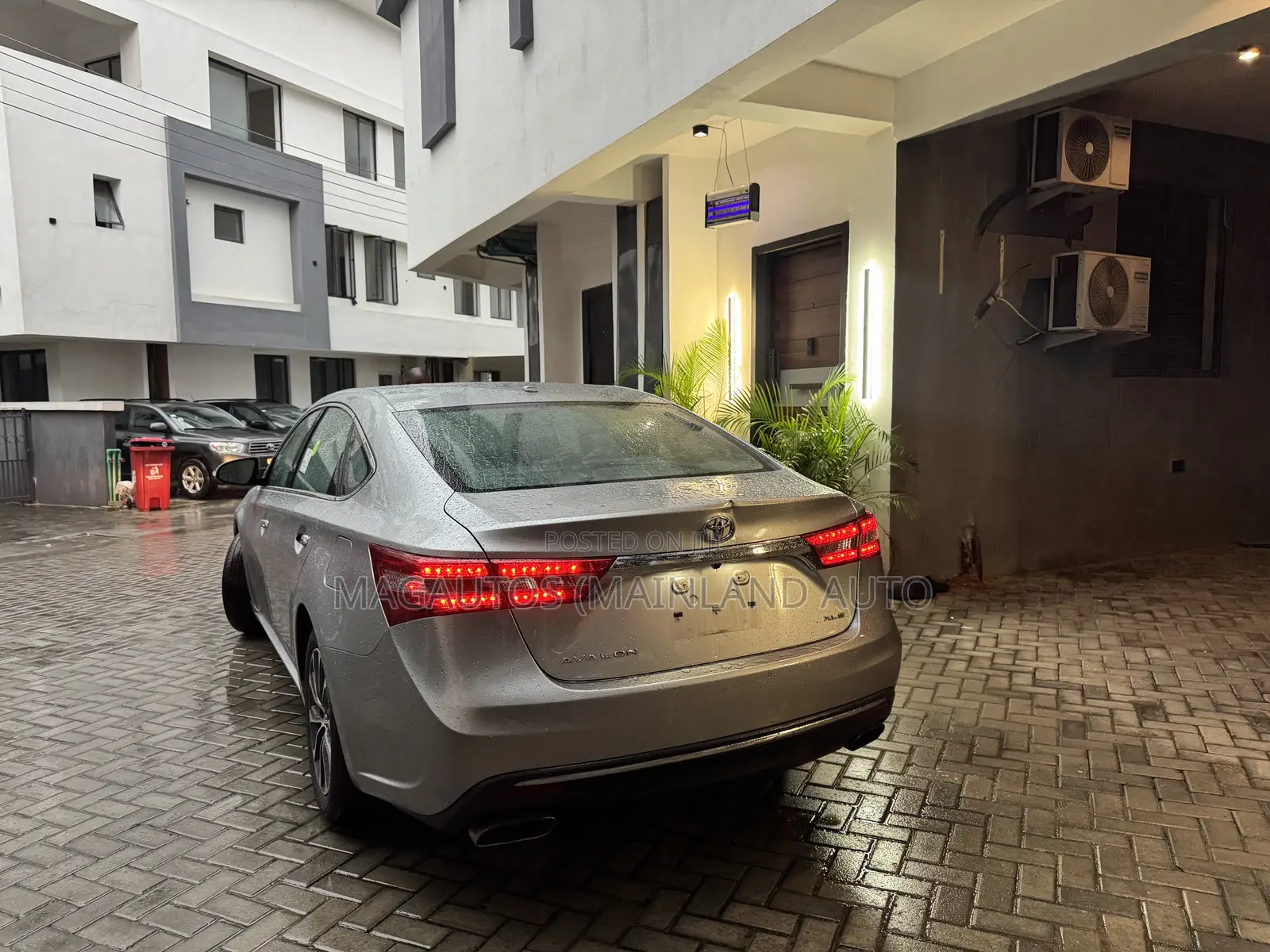 Toyota Avalon XLE Premium FWD Sedan (3.6L 6cyl 6A) 2016 Silver