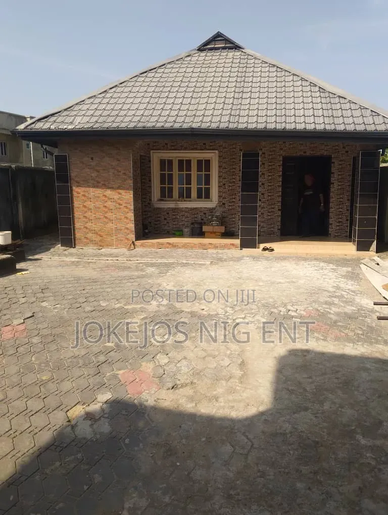 5bdrm Bungalow in Eleko Junction Ibeju for sale