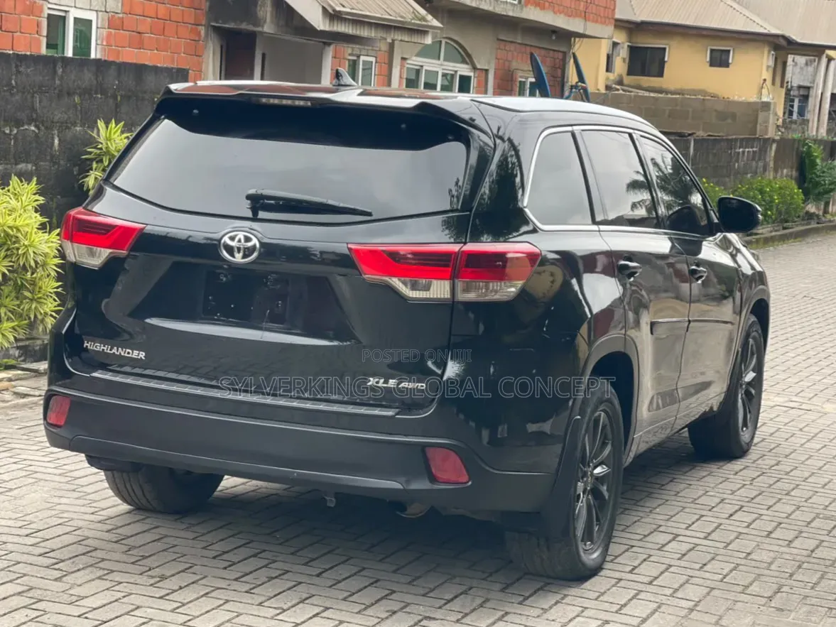 Toyota Highlander XLE 4x4 V6 (3.5L 6cyl 8A) 2017 Black