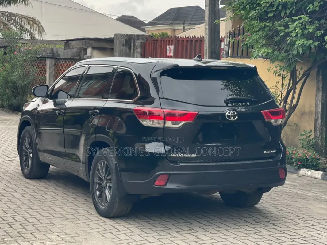Toyota Highlander XLE 4x4 V6 (3.5L 6cyl 8A) 2017 Black