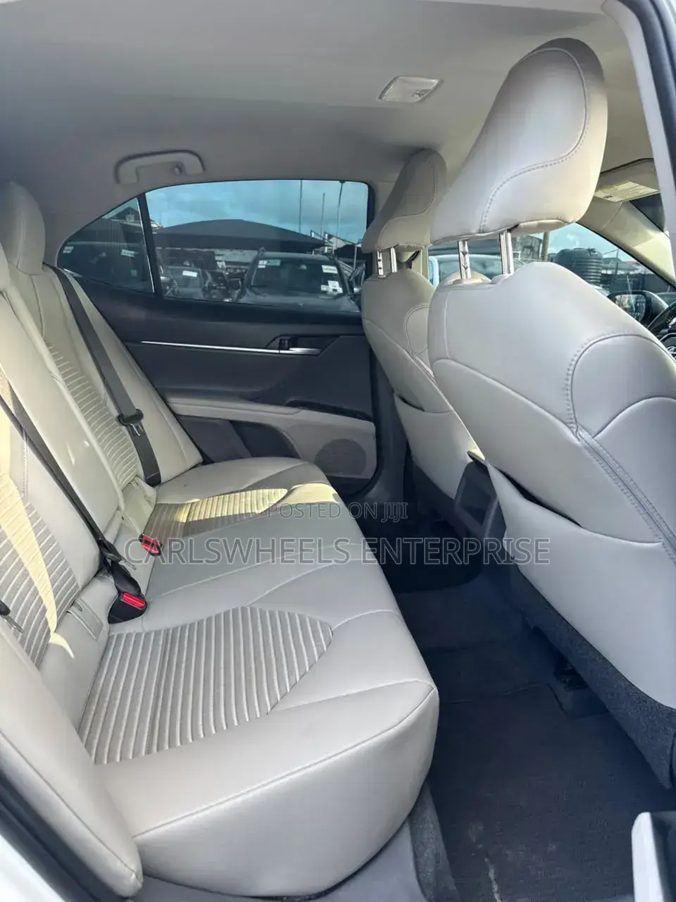Toyota Camry SE FWD (2.5L 4cyl 8AM) 2018 Ivory