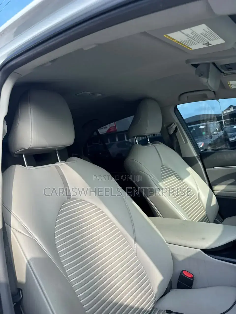 Toyota Camry SE FWD (2.5L 4cyl 8AM) 2018 Ivory