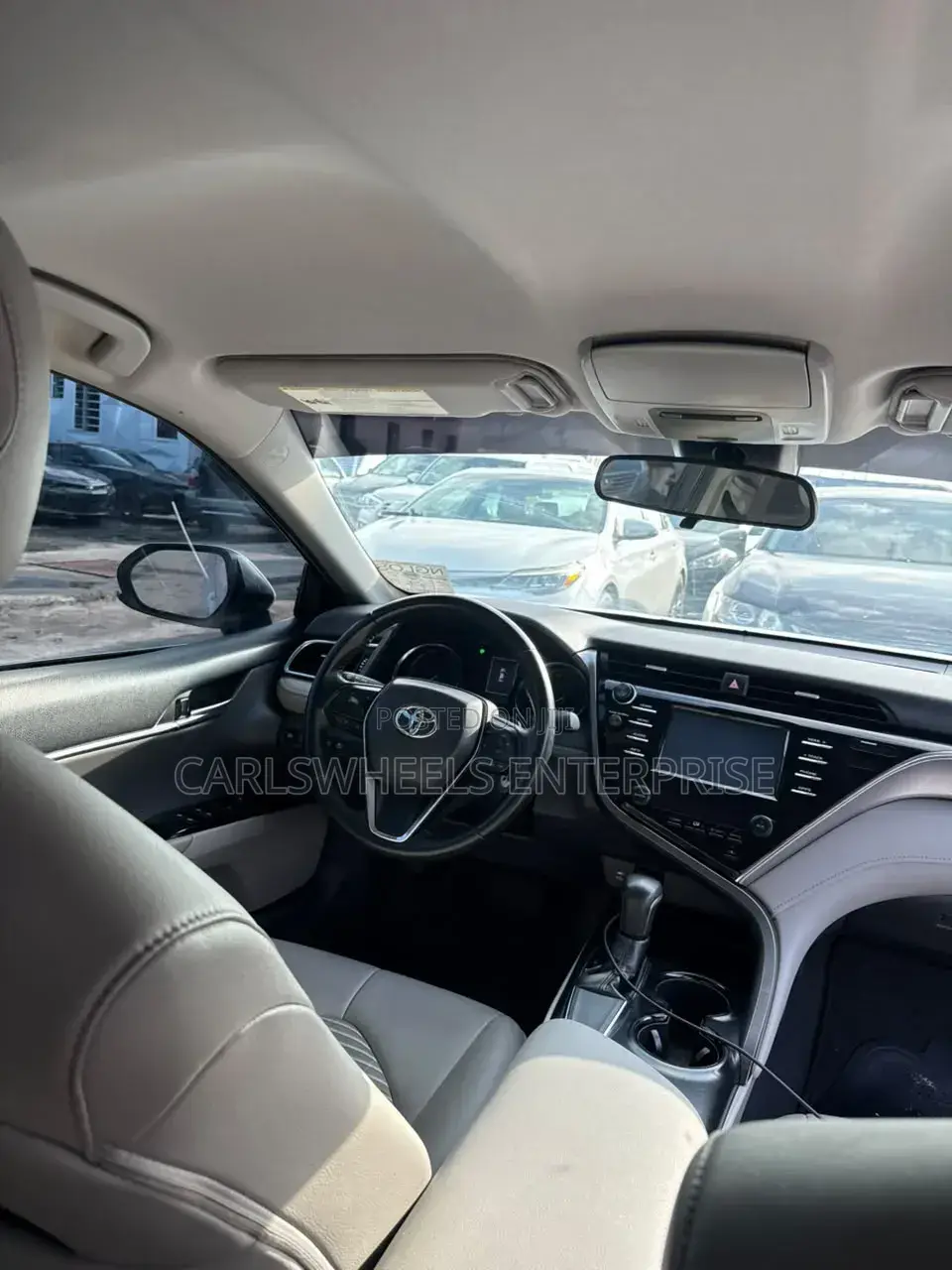 Toyota Camry SE FWD (2.5L 4cyl 8AM) 2018 Ivory
