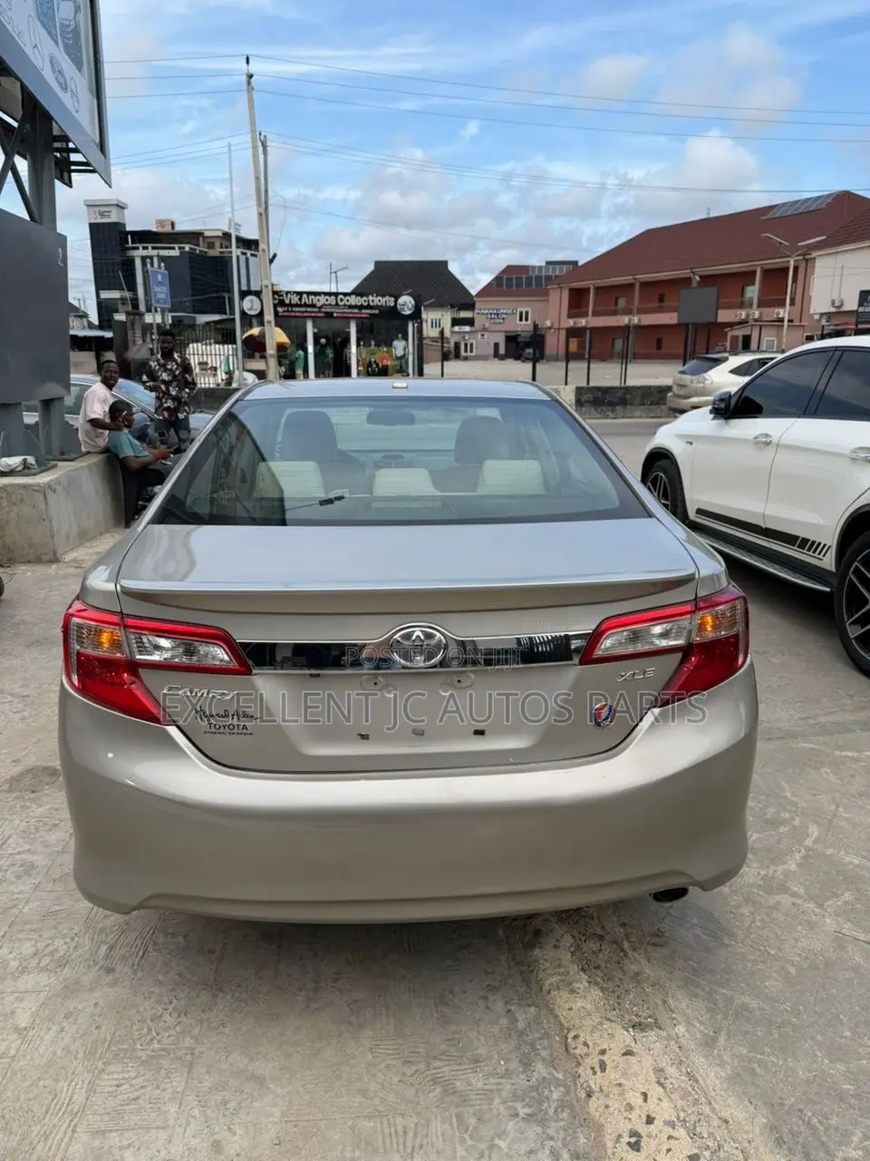 Toyota Camry XLE 4dr Sedan (2.5L 4cyl 6A) 2013 Gold