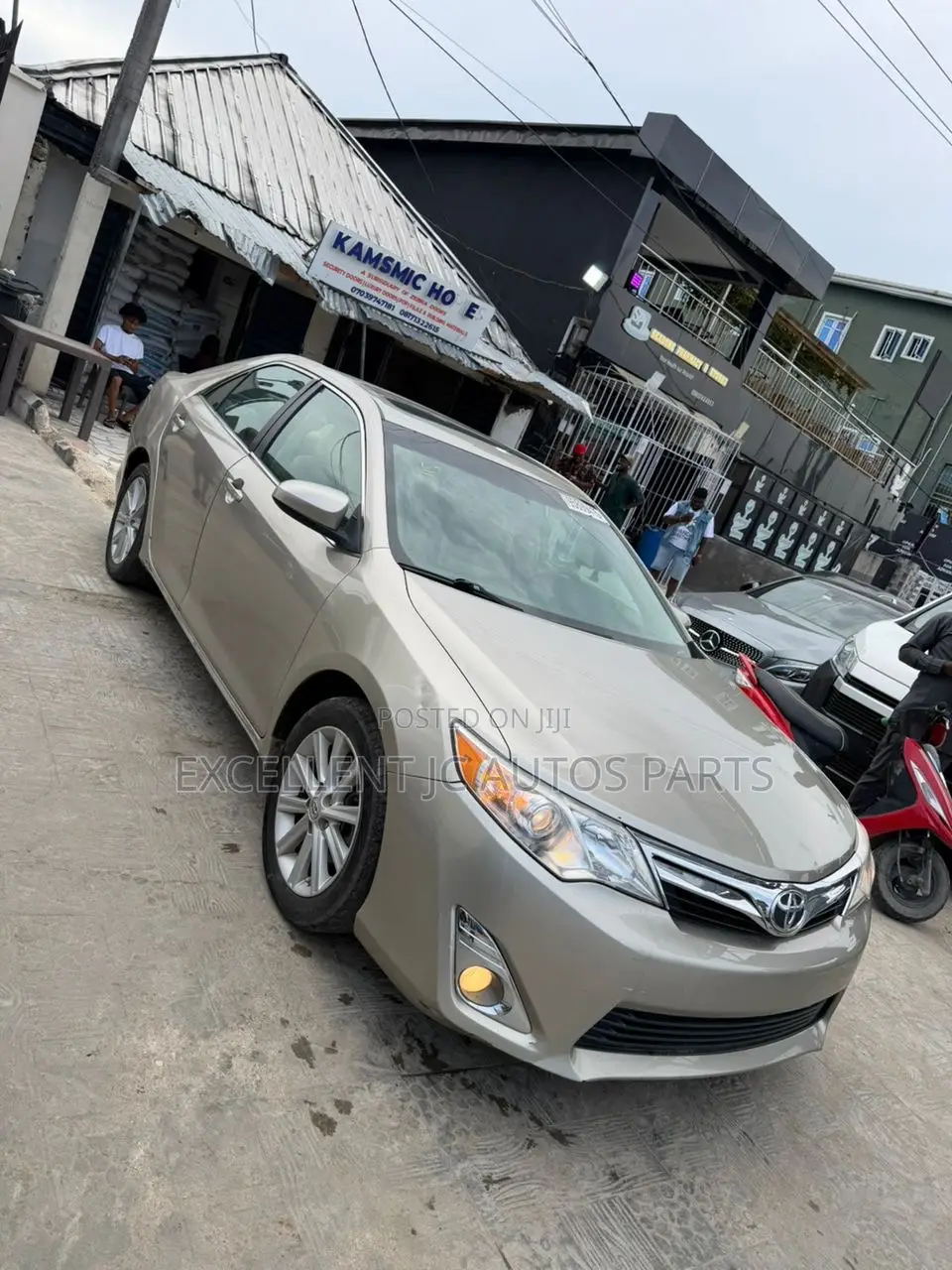 Toyota Camry XLE 4dr Sedan (2.5L 4cyl 6A) 2013 Gold