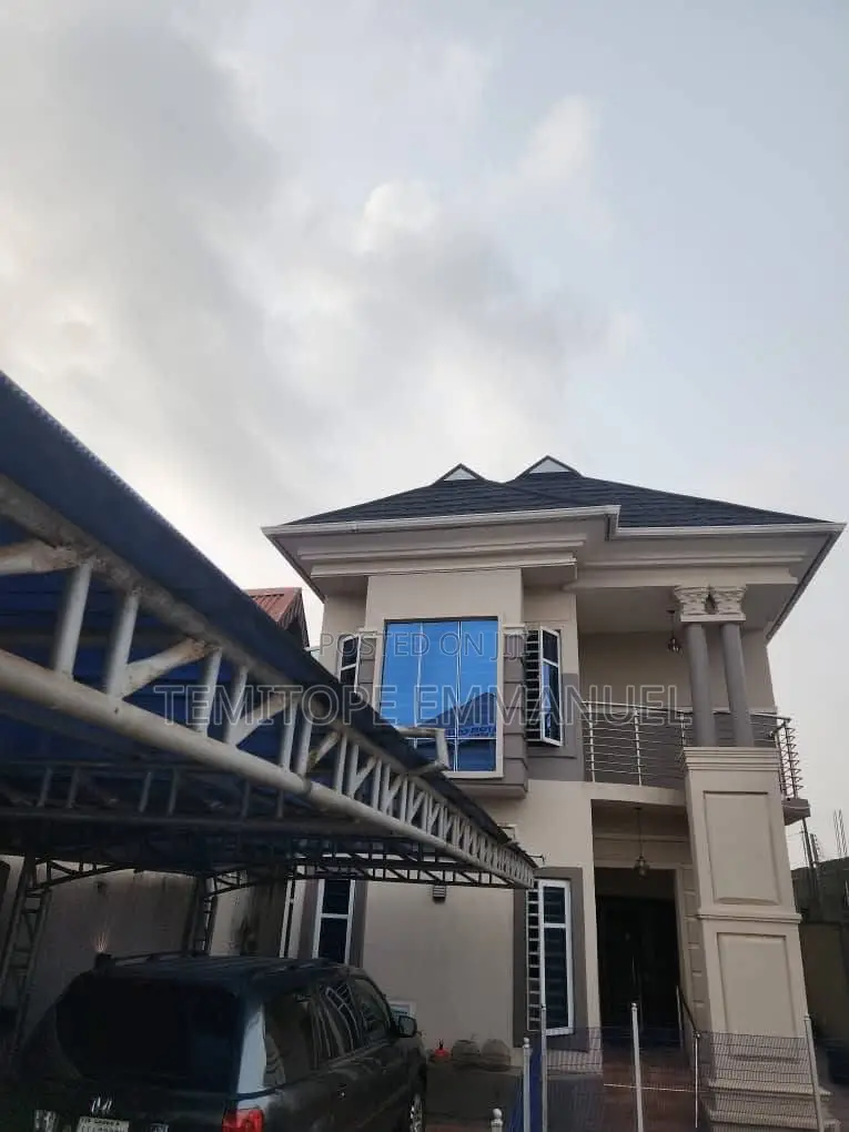 Furnished 6bdrm Duplex in Egbeda for sale