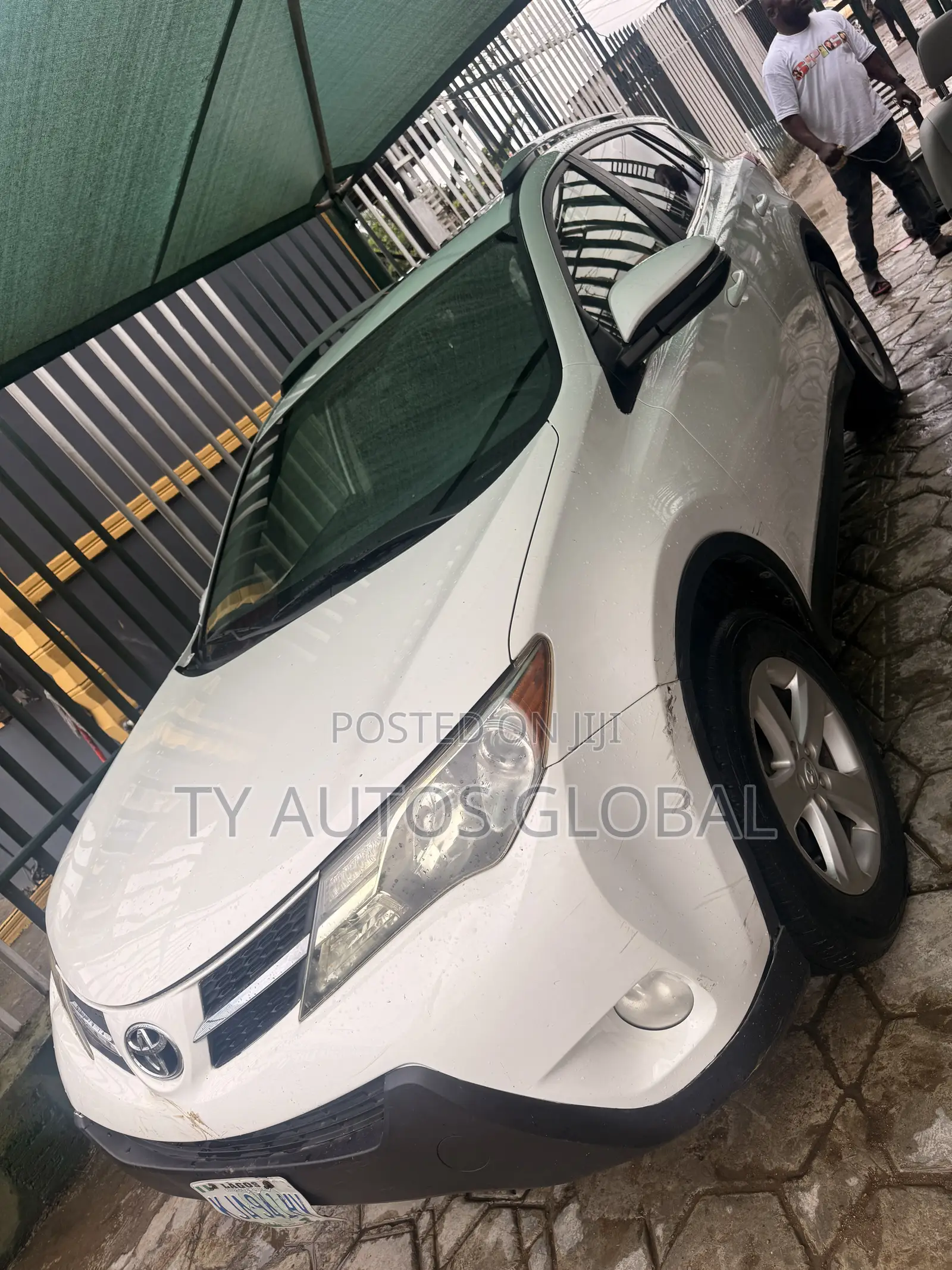 Toyota RAV4 XLE 4dr SUV (2.5L 4cyl 6A) 2014 White