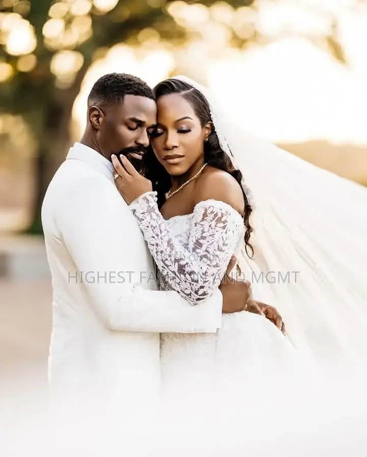 Luxury Corseted Sweetheart Ballgown With Sheer Guipure Lace Sleeves