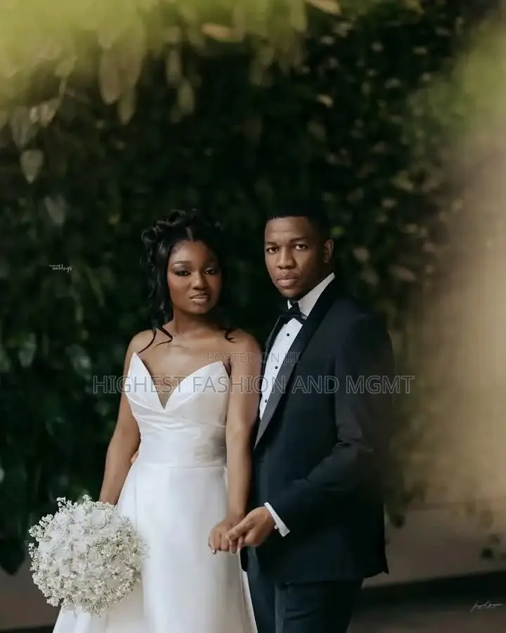 Luxury Ruched Deep-v Slit Wedding Dress With Sheer Tulle Opera Gloves
