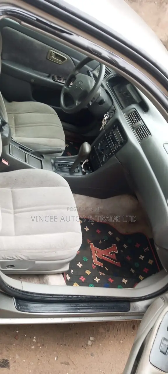 Toyota Camry CE 4dr Sedan (2.2L 4cyl 5M) 2001