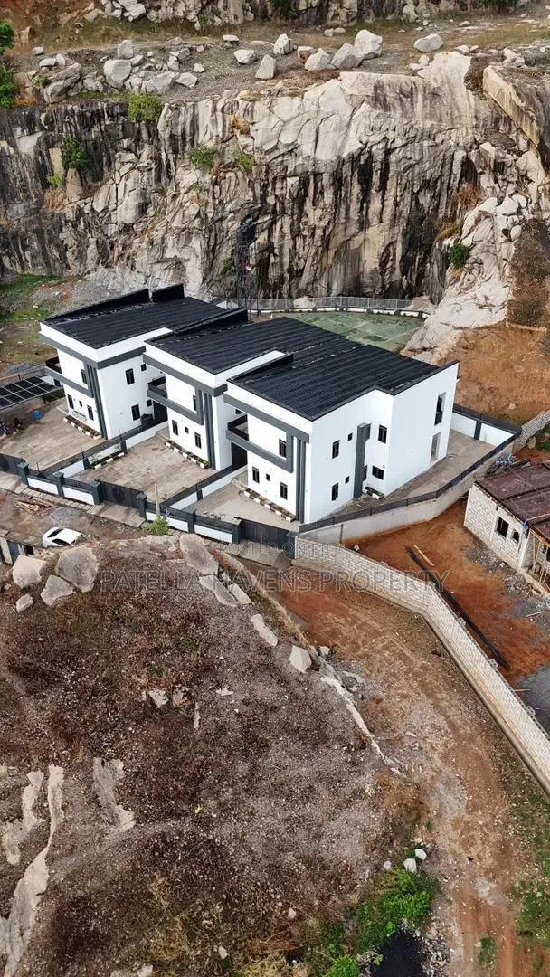 4bdrm Duplex in Dawaki for sale