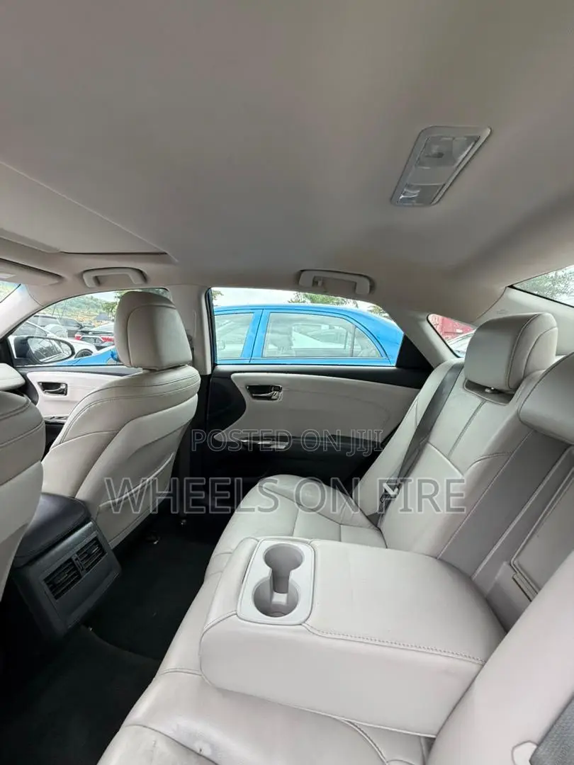 Toyota Avalon XLE Plus Sedan FWD (3.5L 6cyl 6A) 2017 Silver