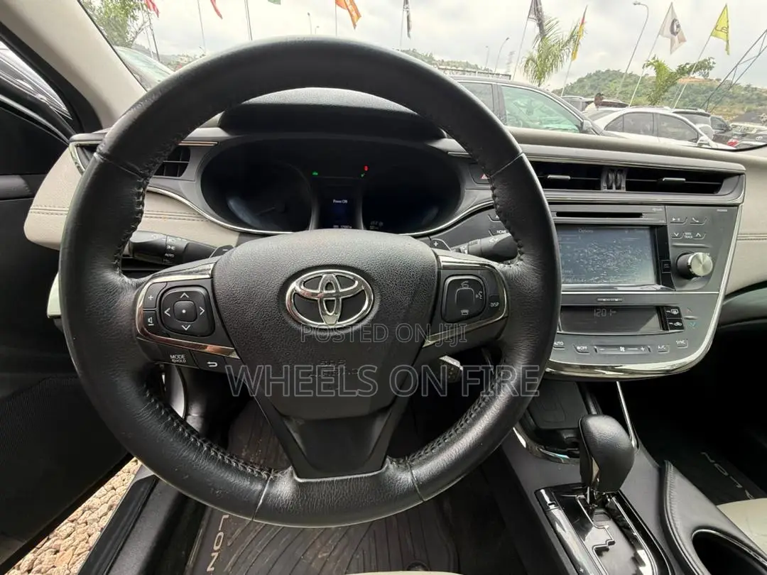 Toyota Avalon XLE Plus Sedan FWD (3.5L 6cyl 6A) 2017 Silver
