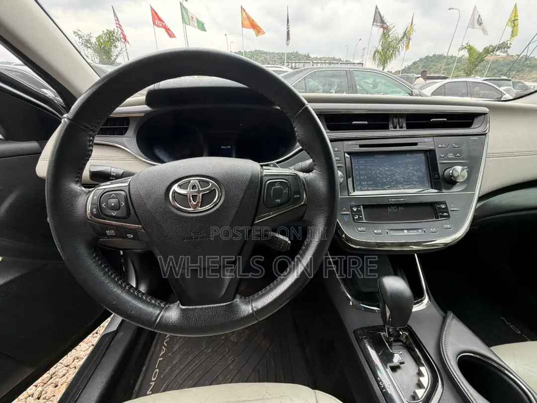 Toyota Avalon XLE Plus Sedan FWD (3.5L 6cyl 6A) 2017 Silver