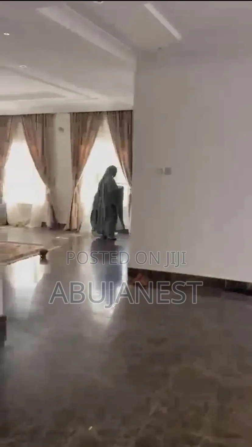 5bdrm Duplex in 5 Bedroom Terrace, Jabi for rent