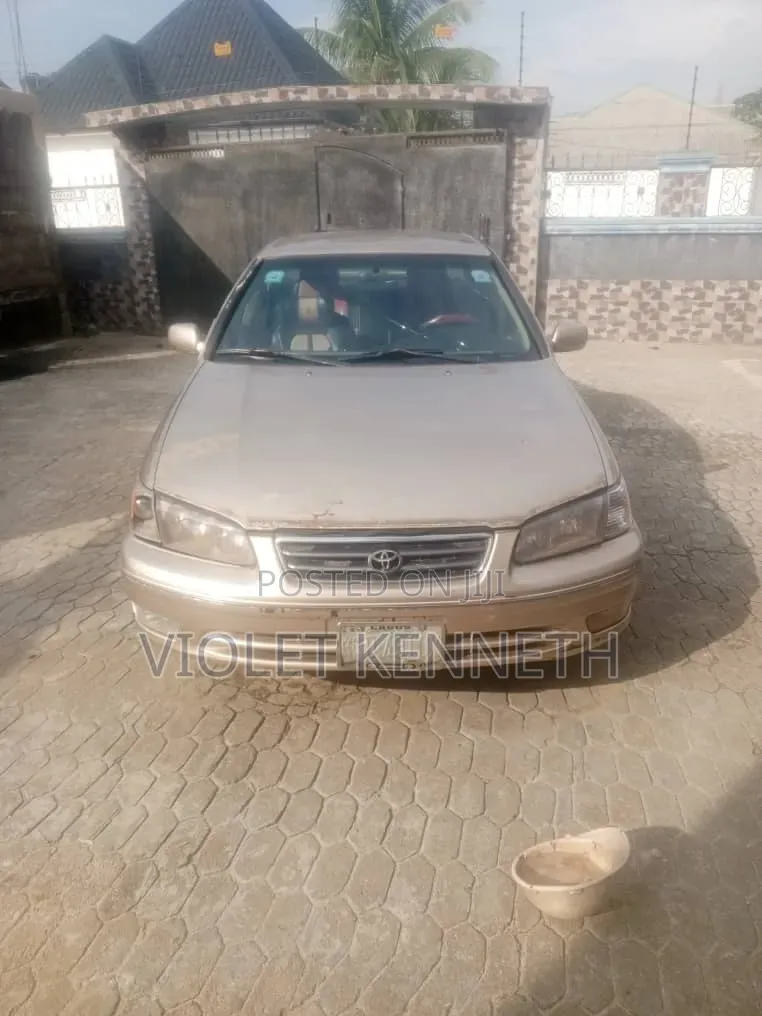 Toyota Camry 2000 Gold