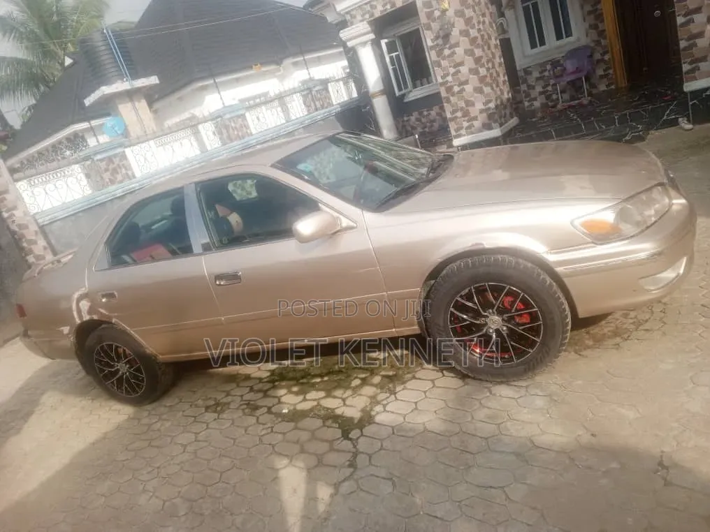 Toyota Camry 2000 Gold