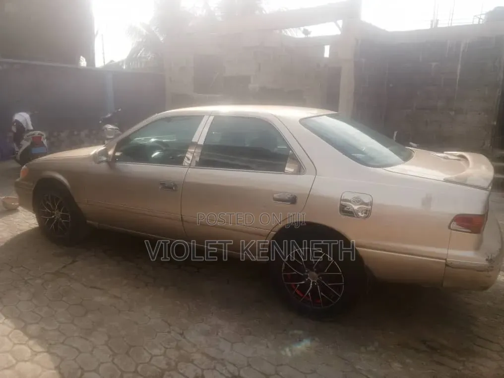 Toyota Camry 2000 Gold