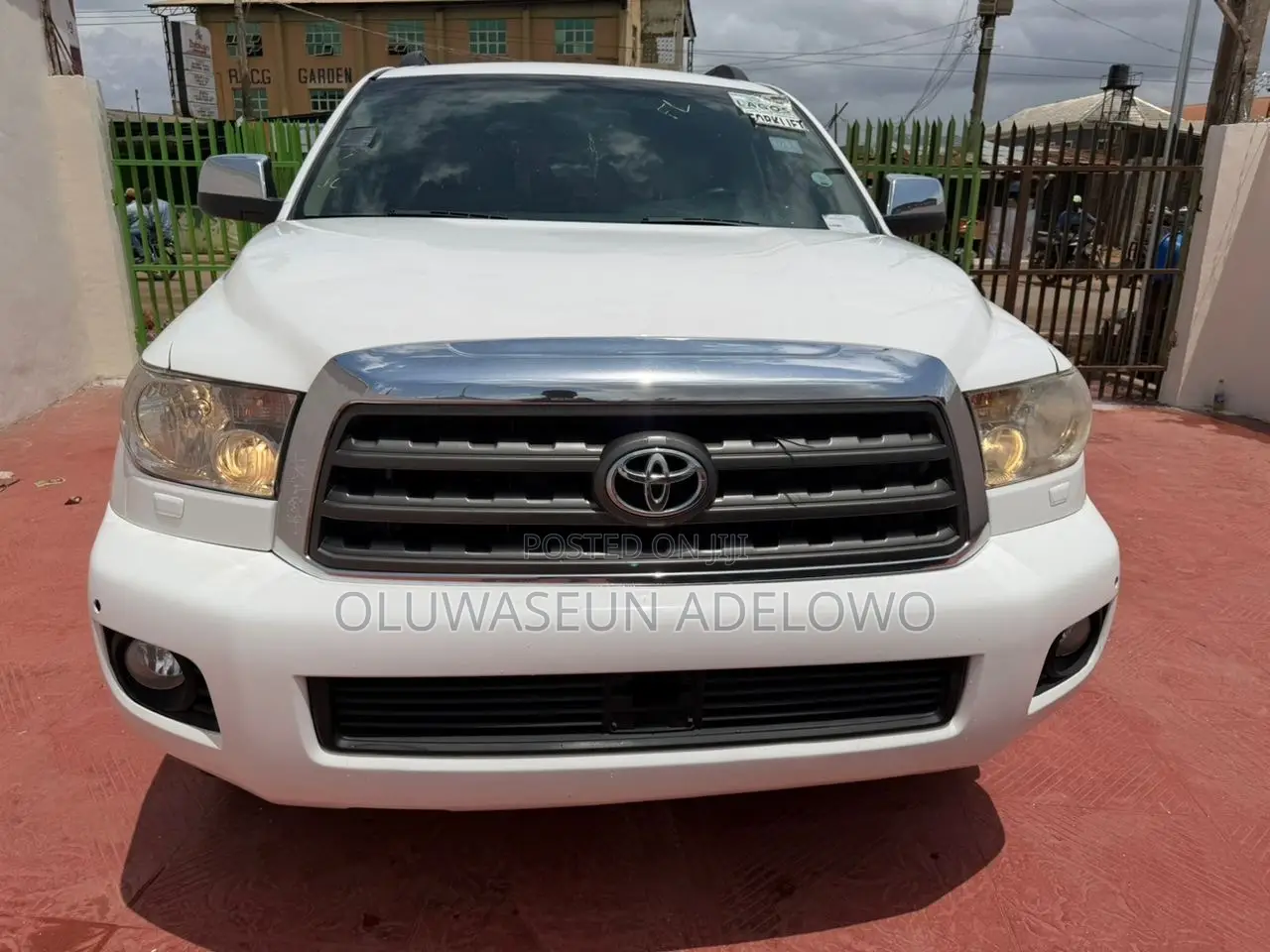 Toyota Sequoia SR5 4dr SUV 4WD (4.6L 8cyl 6A) 2012 White