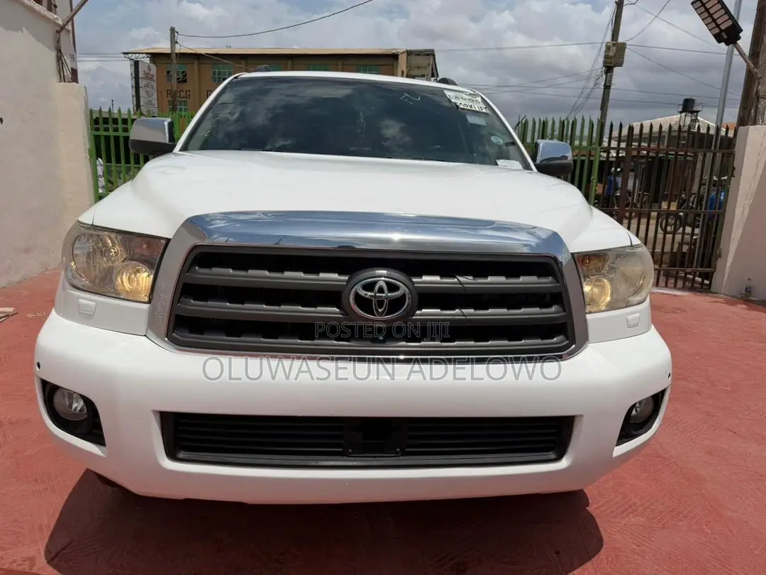 Toyota Sequoia SR5 4dr SUV 4WD (4.6L 8cyl 6A) 2012 White
