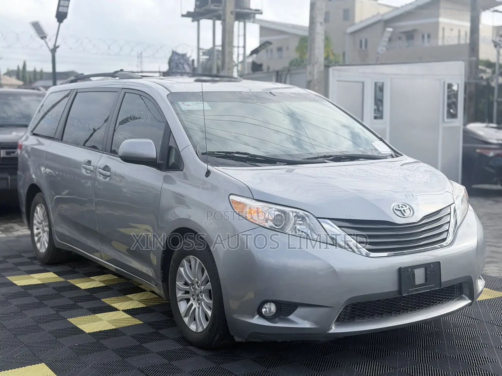 Toyota Sienna XLE FWD 8-Passenger 2013 Gray