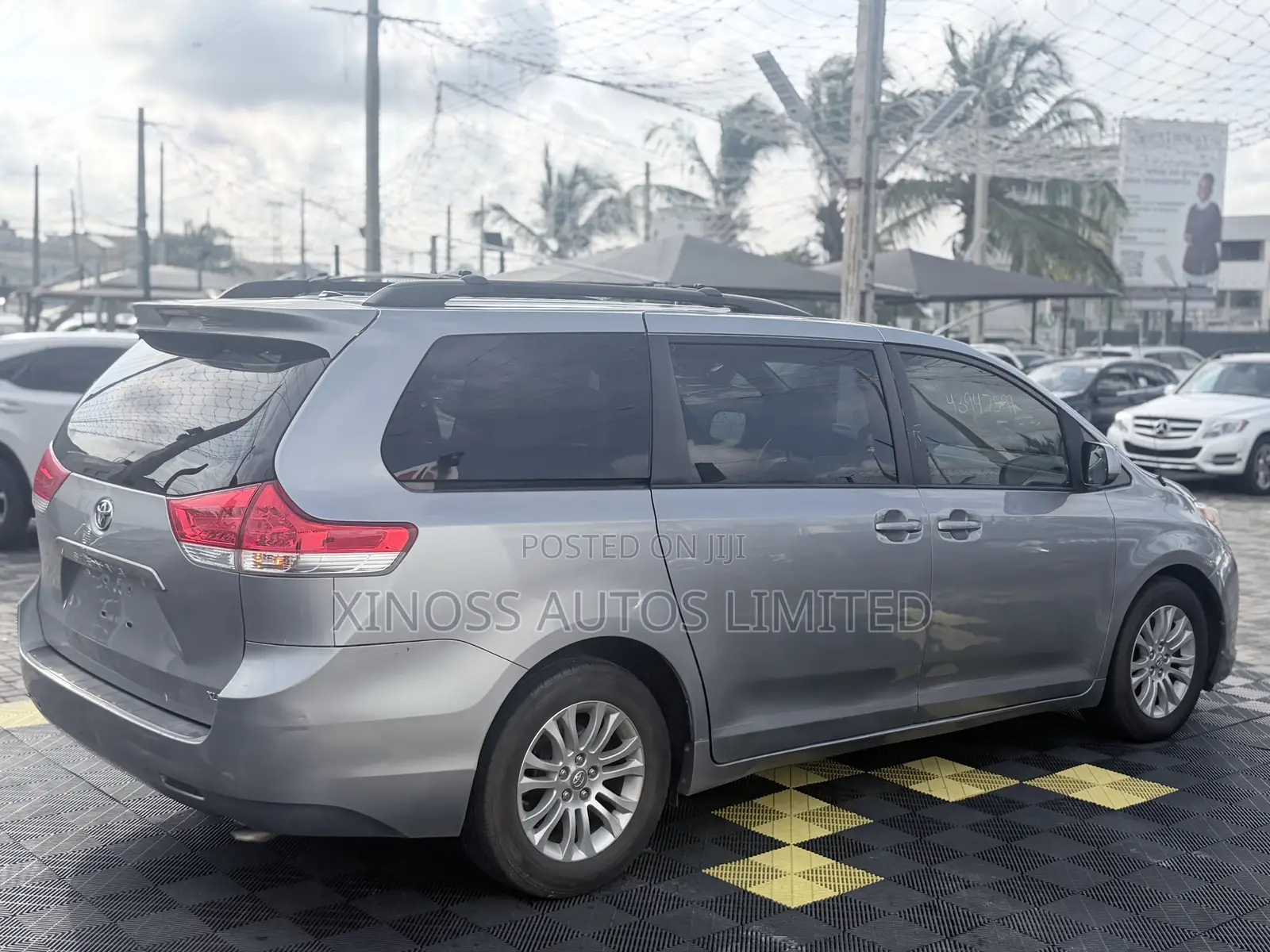 Toyota Sienna XLE FWD 8-Passenger 2013 Gray