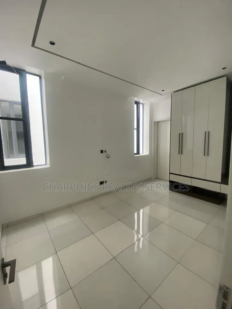 2bdrm Apartment in Lekki Phase 1 for rent