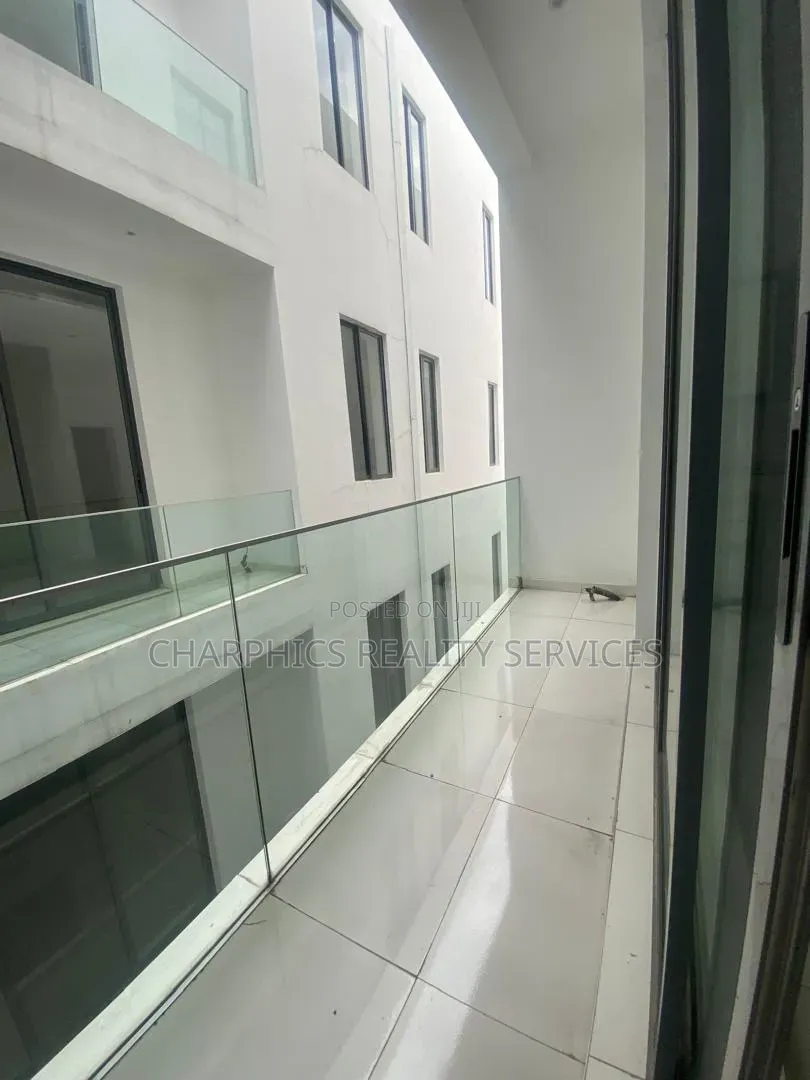 2bdrm Apartment in Lekki Phase 1 for rent
